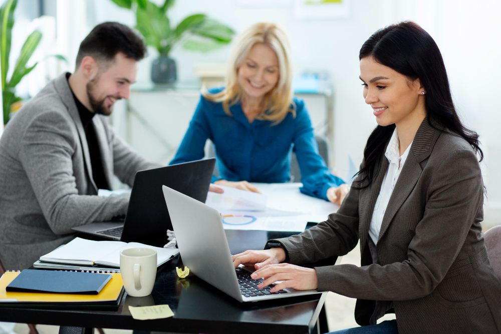Quais são as melhores práticas para feedbacks no ambiente de trabalho? 3 tiro medio pessoas felizes trabalhando