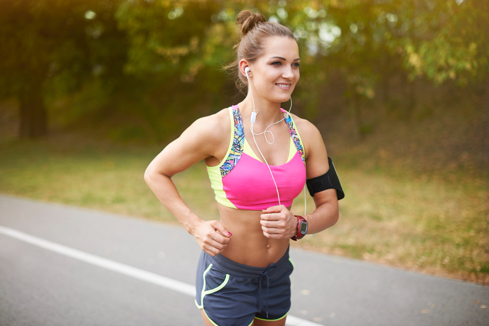 Quais os suplementos para Energia mais usados? 3 young woman exercising outdoor summer helps getting motivation