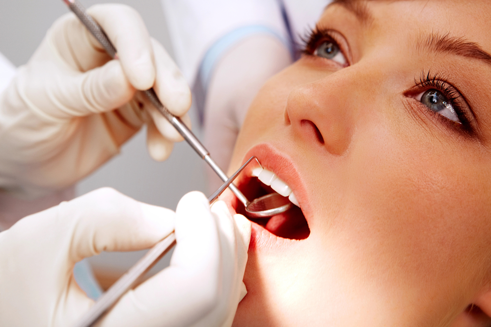 Colocar dentes novos é possível para qualquer pessoa? 2 dentes brancos